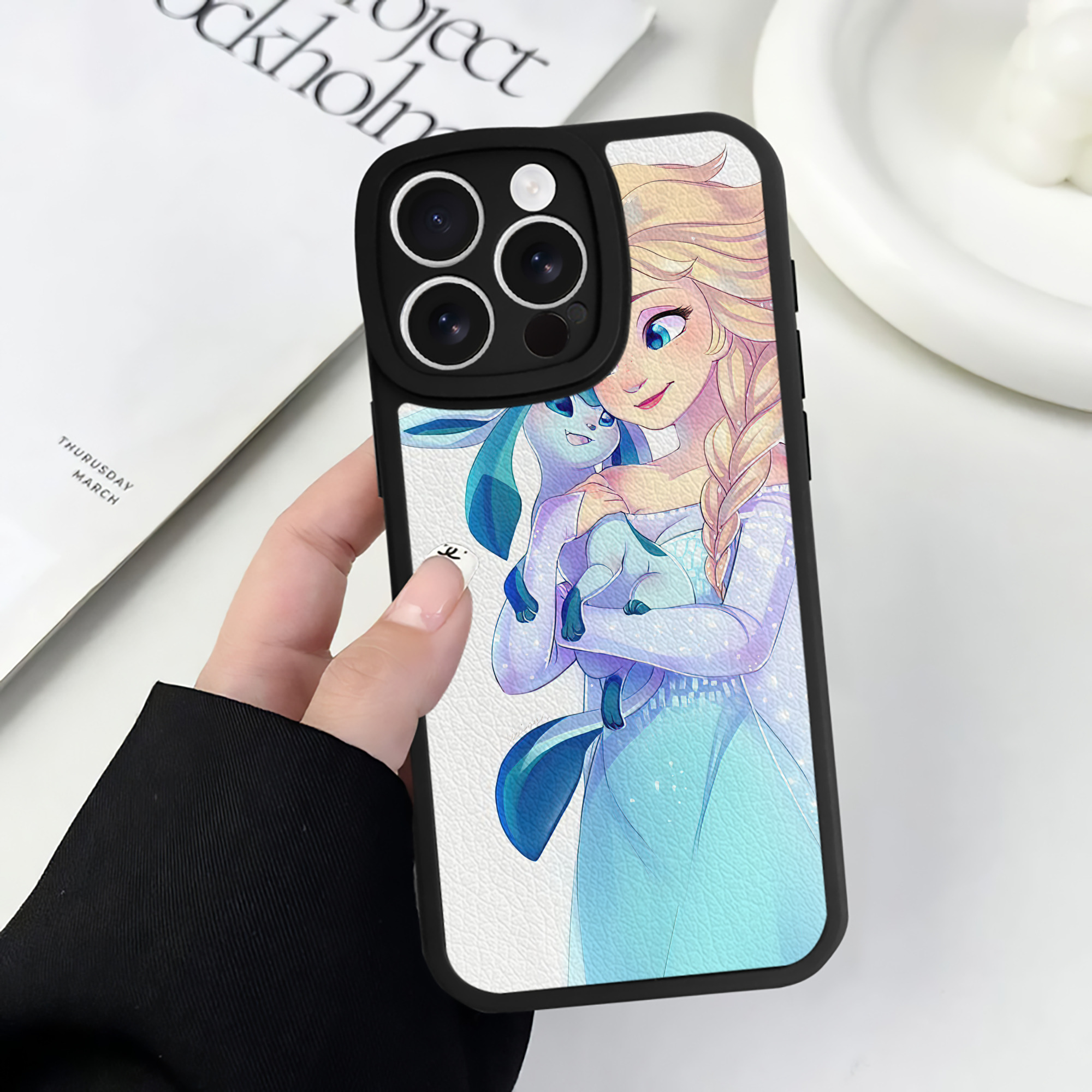 （画像用） アナと雪の女王 アンナ エルサ Frozen Anna Elsa 【iPhone 16シリーズ対応】シリコンスマホケース（レザー調） 材質：シリコン